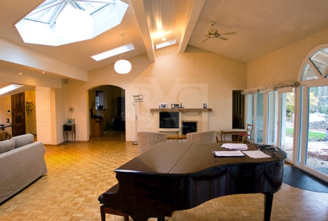 Vaste salle avec puit de lumière zénithale d'une villa individuelle de Versoix